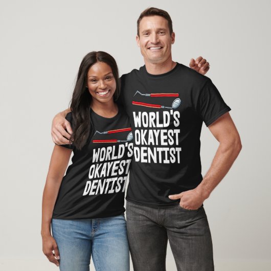 World's Okayest Dentist Tee Plaque Tooth Tee Dent Tシャツ (ユニセックス)