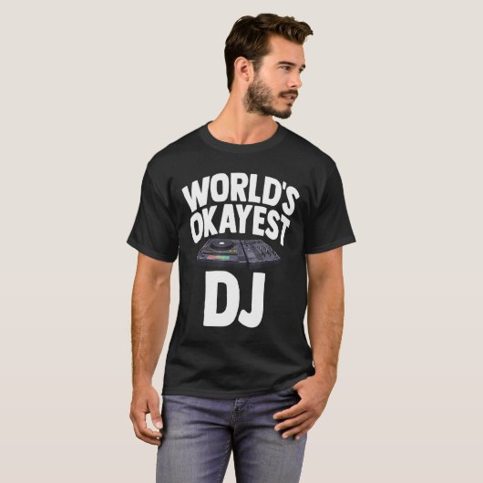 Worlds Okayest Djシャツターンテーブルミュージックギフトエクア Tシャツ (正面フル)