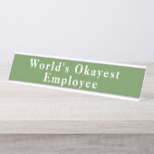 World's Okayest Employee おもしろい Nameプレート デスクネームプレート (正面)