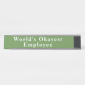 World's Okayest Employee おもしろい Nameプレート デスクネームプレート (正面)