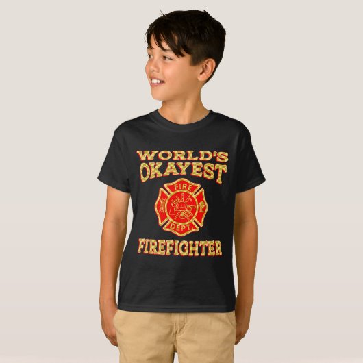 Worlds Okayest Firefighter Fireman Funny Firefight Tシャツ (正面フル)
