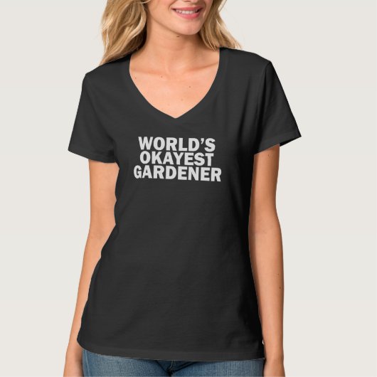 World's Okayest Gardener  Crazy Plant Lady Tシャツ (正面)
