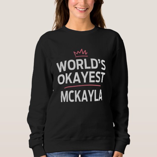 World's Okayest MCKAYLA Funny Personalized Custom  スウェットシャツ (正面)
