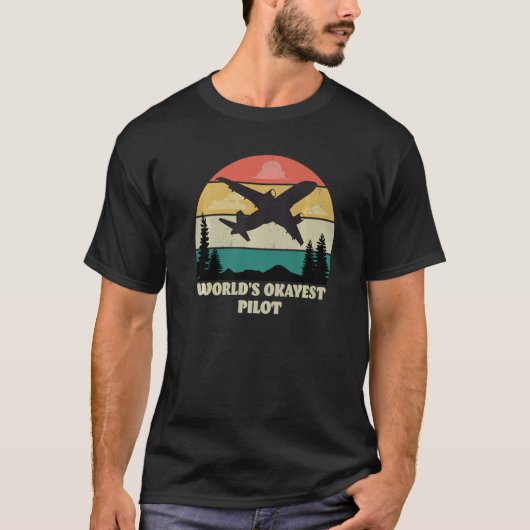 World's Okayest Pilot Funny Flying Aviation Premiu Tシャツ (正面)