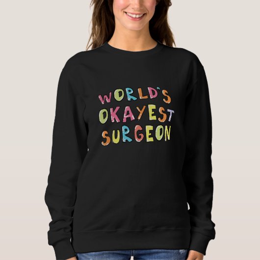 Worlds Okayest Surgeon Funny Coworker Idea スウェットシャツ (正面)
