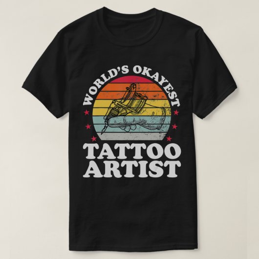 Worlds Okayest Tattoo Artist Tattooおもしろい Tattoo Tシャツ (デザイン正面)