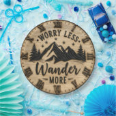 Worry Less Wander More Rustic Mountain Cabin ペーパープレート (パーティー)