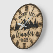 Worry Less Wander More Rustic Mountain Cabin ラージ壁時計 (傾斜)