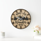 Worry Less Wander More Rustic Mountain Cabin ラージ壁時計 (ホーム)