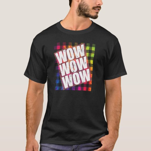 WOWフリーデイWOW WOW WOW TieDyeプレイドミーム引用文 Tシャツ (正面)