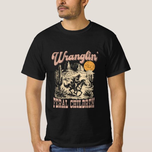 Wranglin My Feral Grandchildren Cowboy Racccoon  Tシャツ (正面)