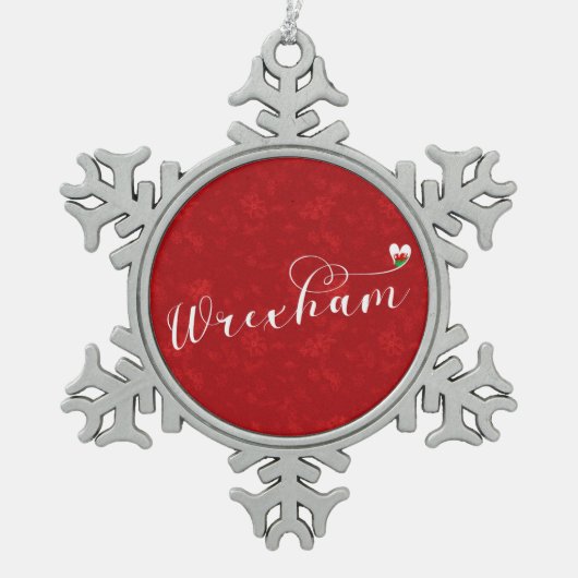 Wrexhamスクリプトフォント、ウェールズ国旗のハート スノーフレークピューターオーナメント (正面)