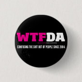 WTFDAボタン 缶バッジ (正面)