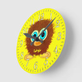 Wuzzybutt Kidsのおもしろい漫画の時計を巻く ラウンド壁時計 (傾斜)
