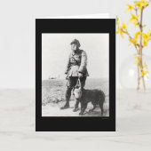 WWIの下士官および彼の犬の身に着けているガスマスク1915年 カード (黄色い花)