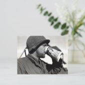 WWIIアメリカ軍人ビールを飲む ポストカード (スタンド正面)