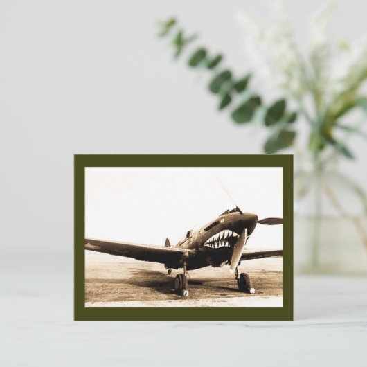 WWIIタイガース飛んでいるカーティスP-40ファイター飛行機 ポストカード (スタンド正面)