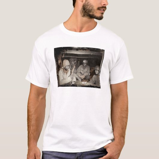 WWIIメディクス待ち Tシャツ (正面)