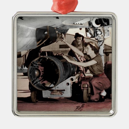 WWII女性が飛行機で働く メタルオーナメント (正面)