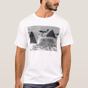WWII輸送飛行機がピラミッ飛んでいるドを越えて Tシャツ