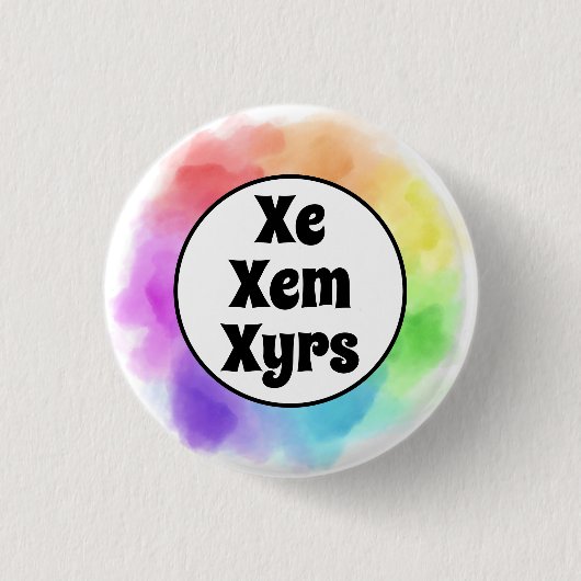 Xe Xem Xyrsが水彩の円で発音 缶バッジ (正面)