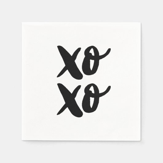 xo.XO.バレンタインの抱擁とキス。ブラック スタンダードカクテルナプキン (正面)