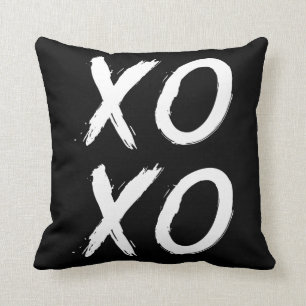 XOXOのキスおよび抱擁 白黒のブラシの原稿 クッション