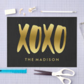 XOXOの抱擁およびキスのフェイクな金ゴールドのタイポグラフィの黒 薄葉紙 (クラフト)