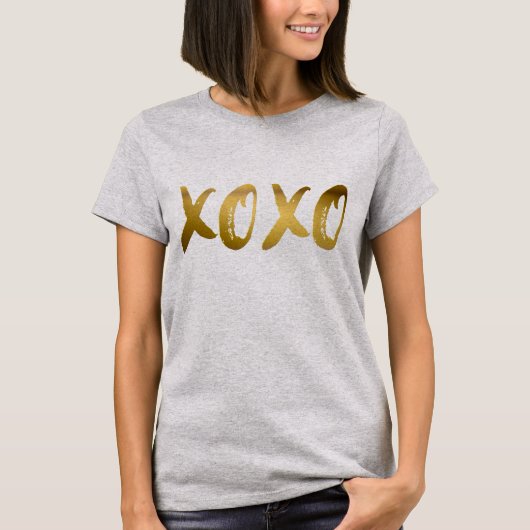 XOXOの金ゴールドホイルの手紙のプリントのタイポグラフィデザイナー Tシャツ (正面)