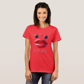 XOXOデザインの鮮やかな赤い唇 Tシャツ (正面フル)