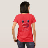 XOXOデザインの鮮やかな赤い唇 Tシャツ (裏面フル)