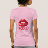 XOXOデザインの鮮やかな赤い唇 Tシャツ (裏面)