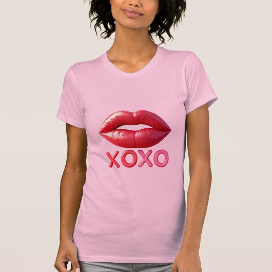XOXOデザインの鮮やかな赤い唇 Tシャツ (正面)
