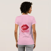 XOXOデザインの鮮やかな赤い唇 Tシャツ (裏面フル)