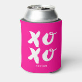XOXOハグ&キスブラシタイポグラフィマゼンタ 缶クーラー (缶裏面)