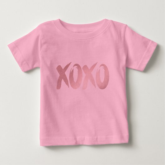 XOXOピンク |かわいい手書きブラシスクリプト ベビーTシャツ (正面)