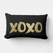 XOXOブラック&金ゴールドフェイクブラッシュストロークタイポグラフィ ランバークッション (正面)