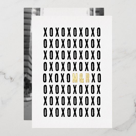 XOXO写真とゴールドフォイルカップルイニシャル 箔シーズンカード (正面/裏面)