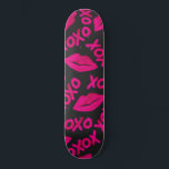 XOXO引用文ブラックネオンピンクリップスティックパターン スケートボード<br><div class="desc">このカッコいい可愛い柄は女の子らしい女の子にぴったりだ。手のネオン絵を描ピンクの口紅とタイポグラフィの引用文「Xoxo」をの黒い背景の上にシンプル置く。愛らしい、シックで、モダンそしてユニーク、毎日のスタイルやバレンタインデーの特別な贈り物にも最適。***重要なデザイン注：一致する製品要求、色変更、配置変更、その他の変更要求などのカスタムデザイン要求についてクリックは、「MESSAGE」ボタンをクリックするか、設計者に直接lafemme.art@gmail.com宛てに電子メールを送信してください。あなたは彼女に完全なデザインと新しい要求をカスタム電子メールで送ることができる。</div>