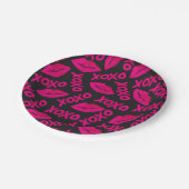 XOXO引用文ブラックネオンピンクリップスティックパターン ペーパープレート (アングル)