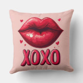 XOXO鮮やかデザイン付き赤い唇 クッション (裏面)