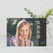 XOXO はっきりした Valentine's Dayフォトカード – 黒 招待状 (スタンド正面)