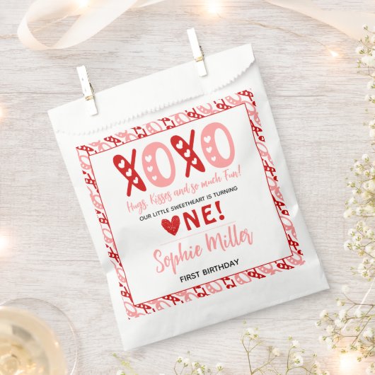 XOXO ハグとキス バレンタインデー 1歳の誕生日 フェイバーバッグ (クリップ留めされた状態)