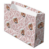 XOXO ハグ＆キス 2 フォト ダスティ ピンク モダン ラージペーパーバッグ (正面アングル)