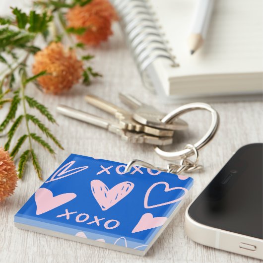 XOXO Hearts Acrylic Keychain – Cute Key Ring キーホルダー (正面右)