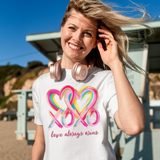 XOXO Hearts Love Always Wins Funny Valentines Day トライブレンドＴシャツ