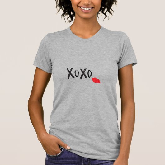 XoXo-Hugs-キス – 赤唇グレー Tシャツ (正面)