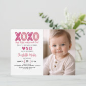  XOXO Hugs & Kisses Valentine's Day 1st Birthday 招待状 (スタンド正面)