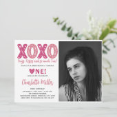 XOXO Hugs & Kisses Valentine's Day 1st Birthday 招待状 (スタンド正面)