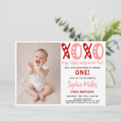 XOXO Hugs & Kisses Valentine's Day 1st Birthday 招待状 (スタンド正面)